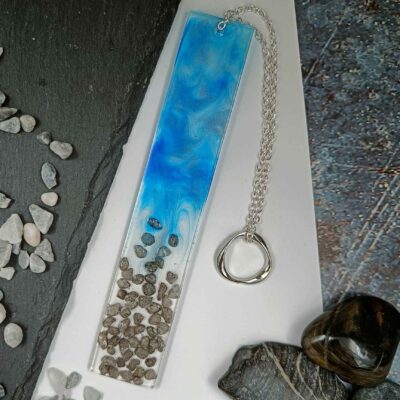 Ukuli kirjanmerkki ketjulla