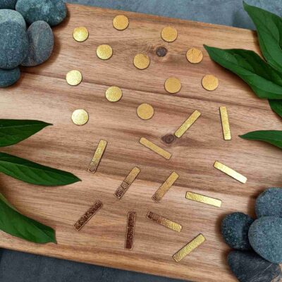 Taival kellon viivat ja pallot, teksturoitu kulta