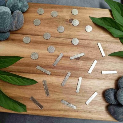 Taival kellon viivat ja pallot, teksturoitu platina