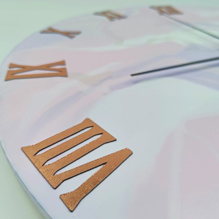 Taival seinäkello ja teksturooidut kupariset roomalaiset numerot