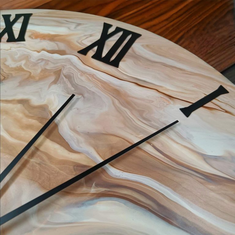 Taival seinäkello mattamustilla roomalaisilla numeroilla