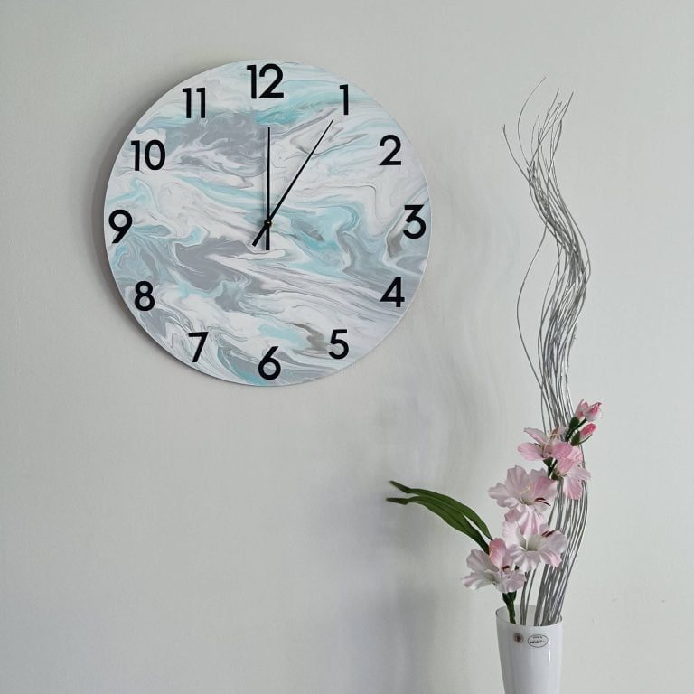 Taival seinäkello numeroilla, matta musta