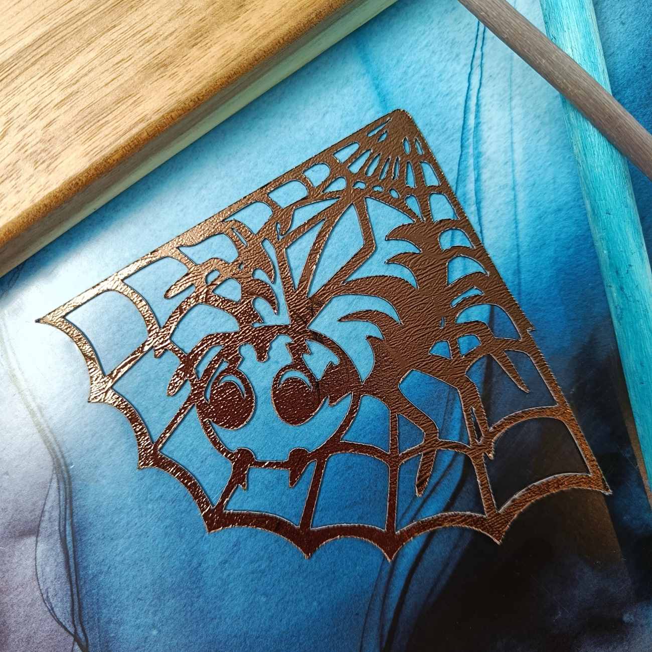 NormiPilke magneetti, Hämähäkki verkossa, Teksturoitu 1 NormiPilke magneetti, Hämähäkki verkossa, Teksturoitu