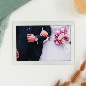 Magneettinen valokuvakehys toimii kuten jääkaappimagneetti. Saat sillä kauniisti ja helposti valokuvat esille magneettiselle pinnalle.