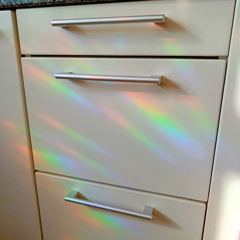 Aurinkosieppari, kristalli, värit, sateenkaari, keittiön kaapit 2