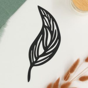 Pajunlehti magneetti jääkaapin oveen tai muulle magneettiselle pinnalle.