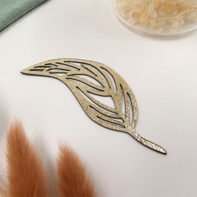 Pajunlehti magneetti jääkaapin oveen.