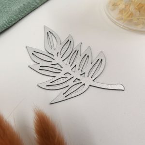 Kaunis lehti magneetti. Poistuva malli uusien tieltä.