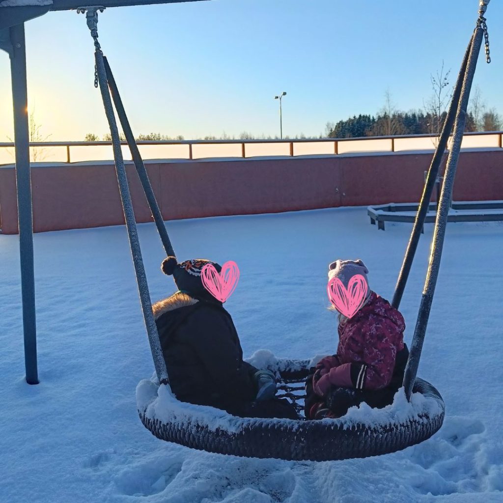 Hamahakkikeinu lapset perhe elamaa