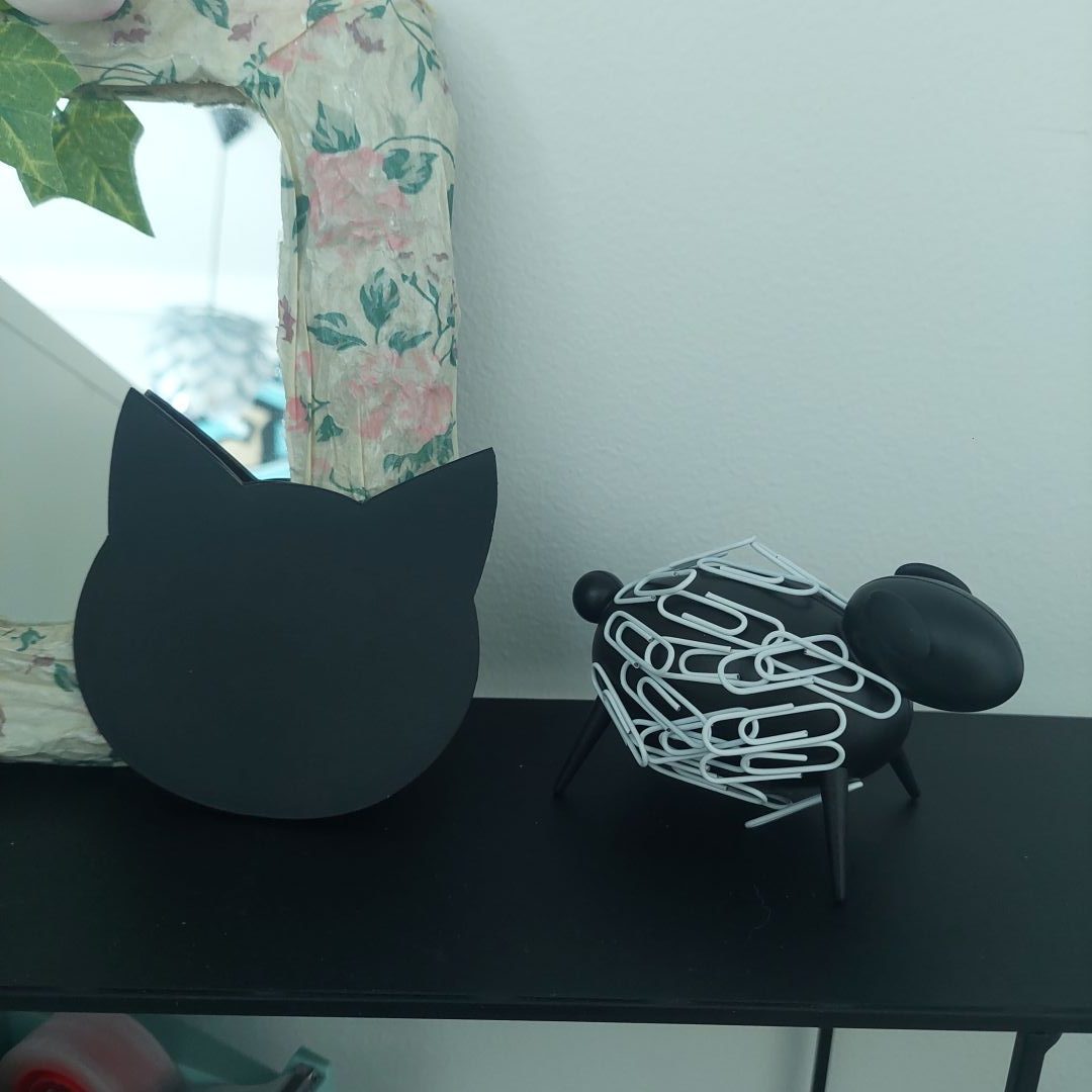 Haave liitutaulumuistilaput ja Sheeppi tyohuoneessa rotated