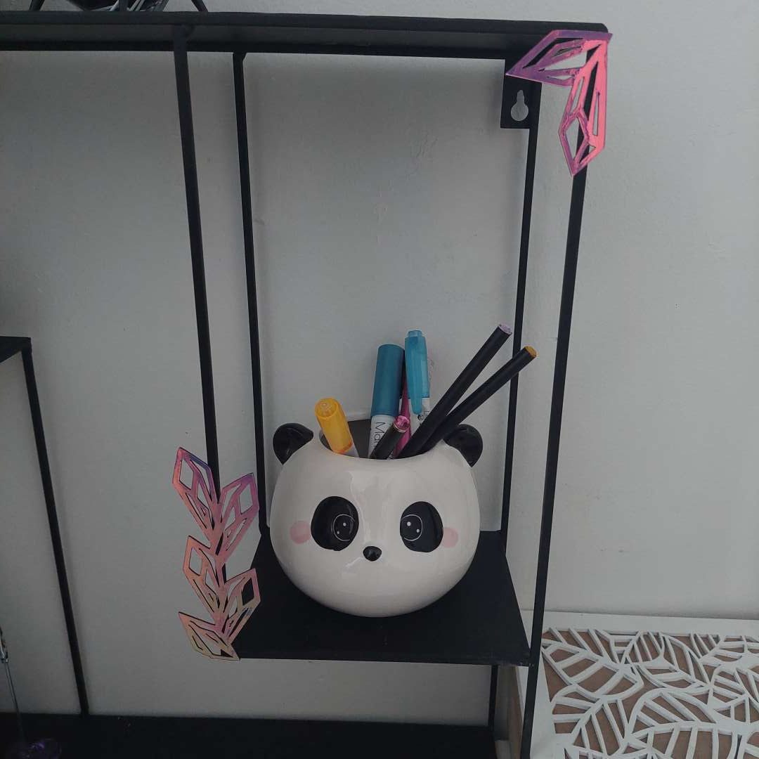 Panda kynapurkki ja Pilke magneetit tyohuoneessa rotated