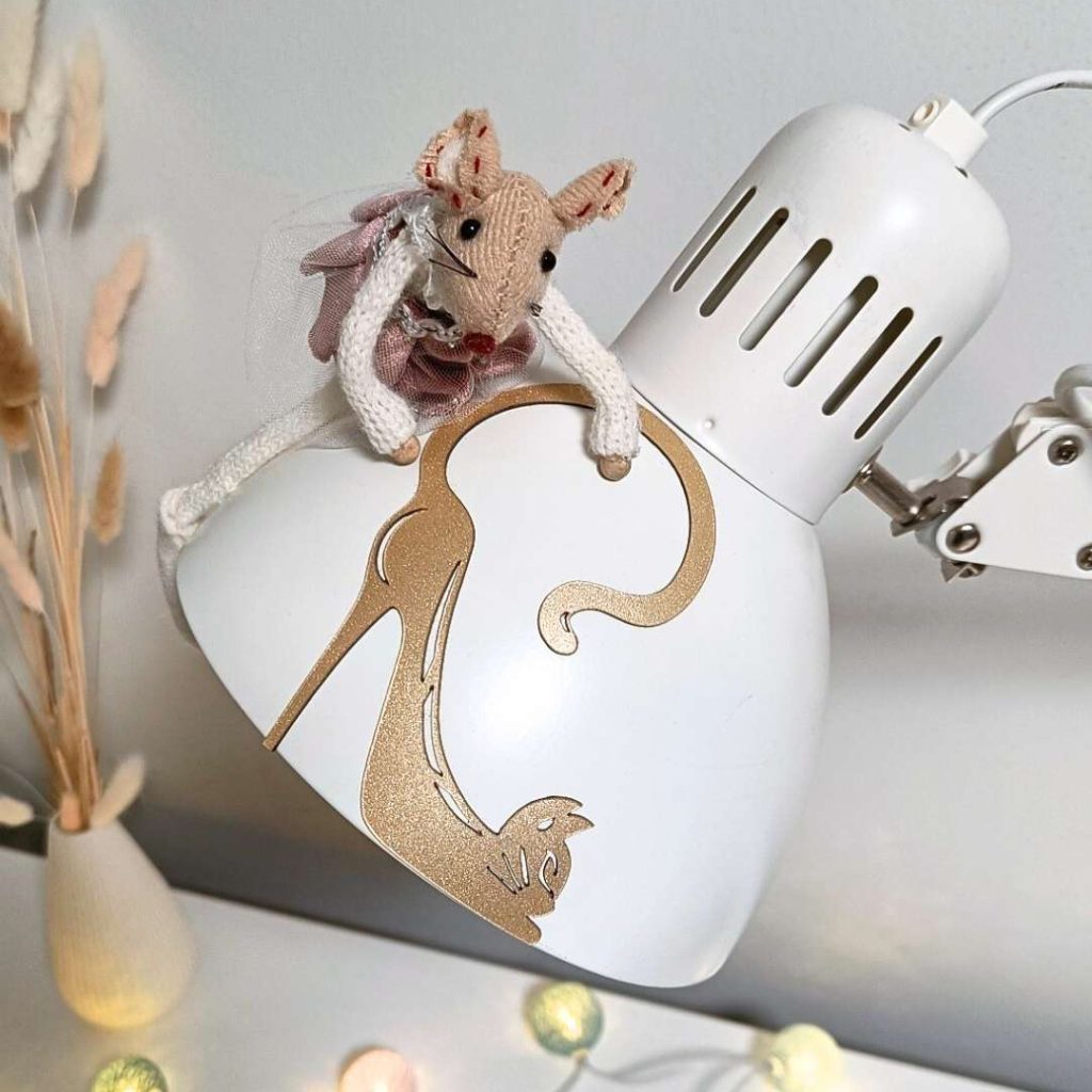 Mimi tutkii kissamagneettia