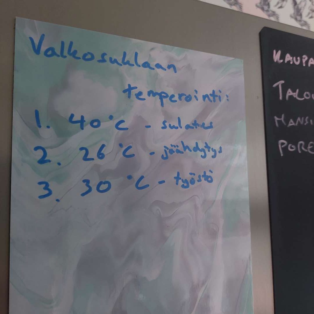 Valkosuklaan temperointi rotated