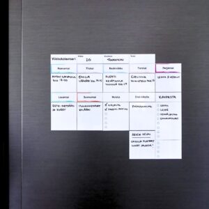 Magneettinen viikkokalenteri ja pystysuuntainen checklist-tehtävälista jääkaapin ovessa arjen hallintaan.